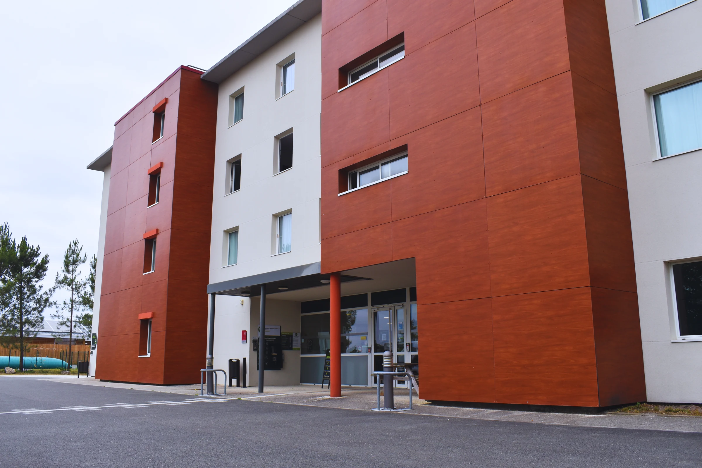 Façade d’un établissement et ses menuiseries extérieures