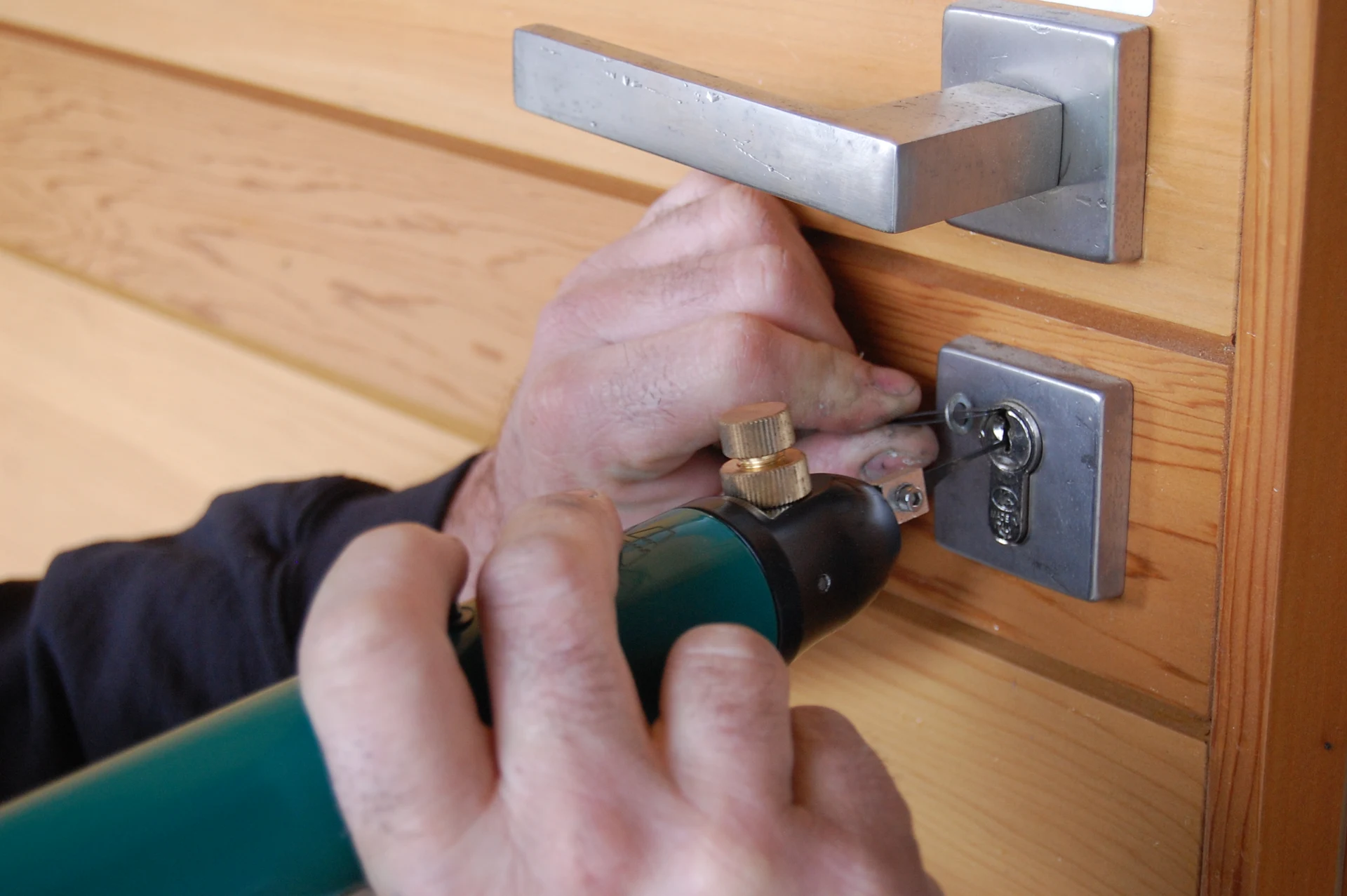 Intervention sur le cylindre de serrure d’une porte en bois