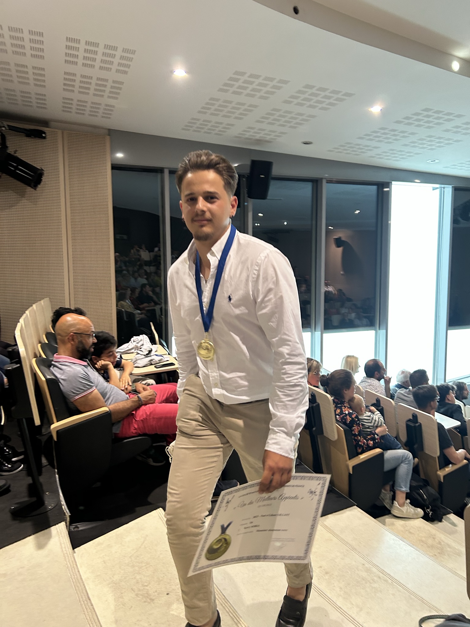 Terry Soria avec sa médaille et son diplôme de Meilleur apprenti de France en 2023